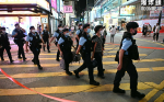 六四33周年》香港維園提前一天圍封 行為藝術家遭港警架走