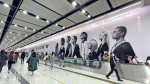 華納豪花200萬谷新世代歌手 MC湯令山登香港站巨型廣告