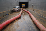 河南暴雨重災區 鄭州京廣路隧道拖出逾200輛車