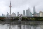 颱風烟花襲上海　地鐵雨棚被吹落、36.2萬人急撤離