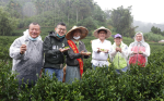 國慶造訪三峽國寶製茶師 卓冠廷與林佳龍當「一日茶農」