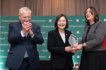 出席哈德遜研究所晚宴獲頒「全球領導力獎」　蔡英文：獎項是向台灣人民致敬