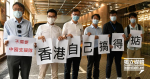 Mitglieder des Wuhan Pneumonia District protestieren gegen den Besuch des Testteams auf dem Festland in Hongkong, um sich Sorgen über die Dna-Suche durch chinesische Laborbetreiber zu machen.