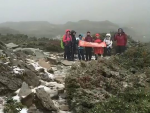 雪山降入冬初雪　厚3公分！登山客驚喜歡呼