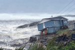 風暴襲加東 數萬戶斷電、房屋捲落海
