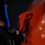 【台灣全球十一抗中晚會 習肖像中國國旗同被塗鴉 為中國慶祝生日】