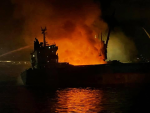 【異味三級火】昂船洲貨船起火　凌晨 2 時仍未救熄