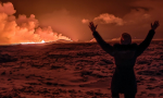 經數週強烈地震冰島火山終爆，發橘色熔岩染紅黑夜