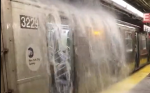 (影) 歷史性暴雨 紐約地鐵站如瀑布 市長宣布 : 進入「緊急狀態」