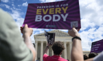 美國最高法院再度暫緩墮胎藥禁令，各界關注保守派佔多數的大法官將如何裁決
