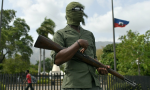 海地臨時總理同意下台，轉移政府權力給總統摩依士生前指定人選