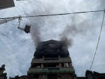 台北迪化街商圈內大樓起火 警消撲滅火勢無傷