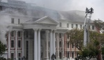 南非國會大廈屋頂遭祝融摧毀　50多歲男子涉嫌縱火被捕