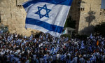 以色列極右派「國旗遊行」闖入耶路撒冷穆斯林聖地，雙方爆衝突導致百餘人受傷