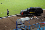 印尼球場慘劇逾125人死亡　防暴警察施放催淚彈引發爭議