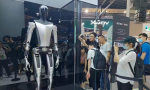 特斯拉機器人Optimus現身世界AI大會：身高172公分、可單手舉鋼琴，具備保護自身和周邊人安全的能力