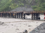 明霸克露橋遭沖毀交通中斷 將視情況啟動流籠