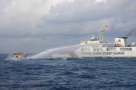 中方海警船向菲方補給船發射水炮