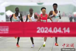 【有片】肯亞選手認了　北京半馬賽放水讓中國選手奪冠「他是我朋友」
