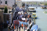 威尼斯徵收入城費首日亂象叢生　民眾示威抗議