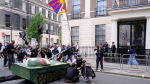 英國多地悼念六四事件 示威者試圖以“坦克”衝擊中國大使館
