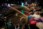 泰國抗議群眾不退　軍政府動用水砲車與防暴警察　