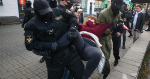白羅斯逾 2,000 婦女上街示威　蒙面警拘逾 300 人