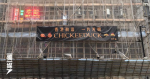 Chickeeduck銅鑼灣新店 掛「香港前途 一片光明」橫額被阻