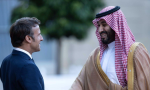 馬克宏與沙國王儲沙爾曼會面商討石油問題，遭人權團體撻伐「勿忘哈紹吉」