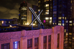【有片】X總部巨型logo夜晚大放光　挨轟擾民、違法施工遭調查