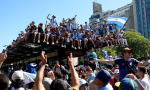 【2022卡達世界盃】阿根廷世足奪冠歸國，球迷漏夜排隊一睹英雄風采，但政經沉痾仍在很難高興太久