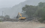 尼莎颱風恐怖豪大雨引土石流！台7線宜蘭路坍 挖土機遭沖走