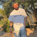 DRAKE 著用 FEAR OF “DOG” 惡搞 TEE 被指宣傳新專輯外，暗嘲 FOG 主理人跳槽 ADIDAS