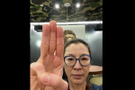 飾演翁山蘇姬知名影星楊紫瓊　以「三指禮」手勢聲援緬甸民眾