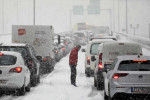 【30年來最大】罕見暴雪橫掃希臘土耳其　數千輛汽車卡在高速公路動彈不得