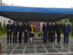 日自民黨青年局訪團李登輝墓前致敬 關切設立圖書館
