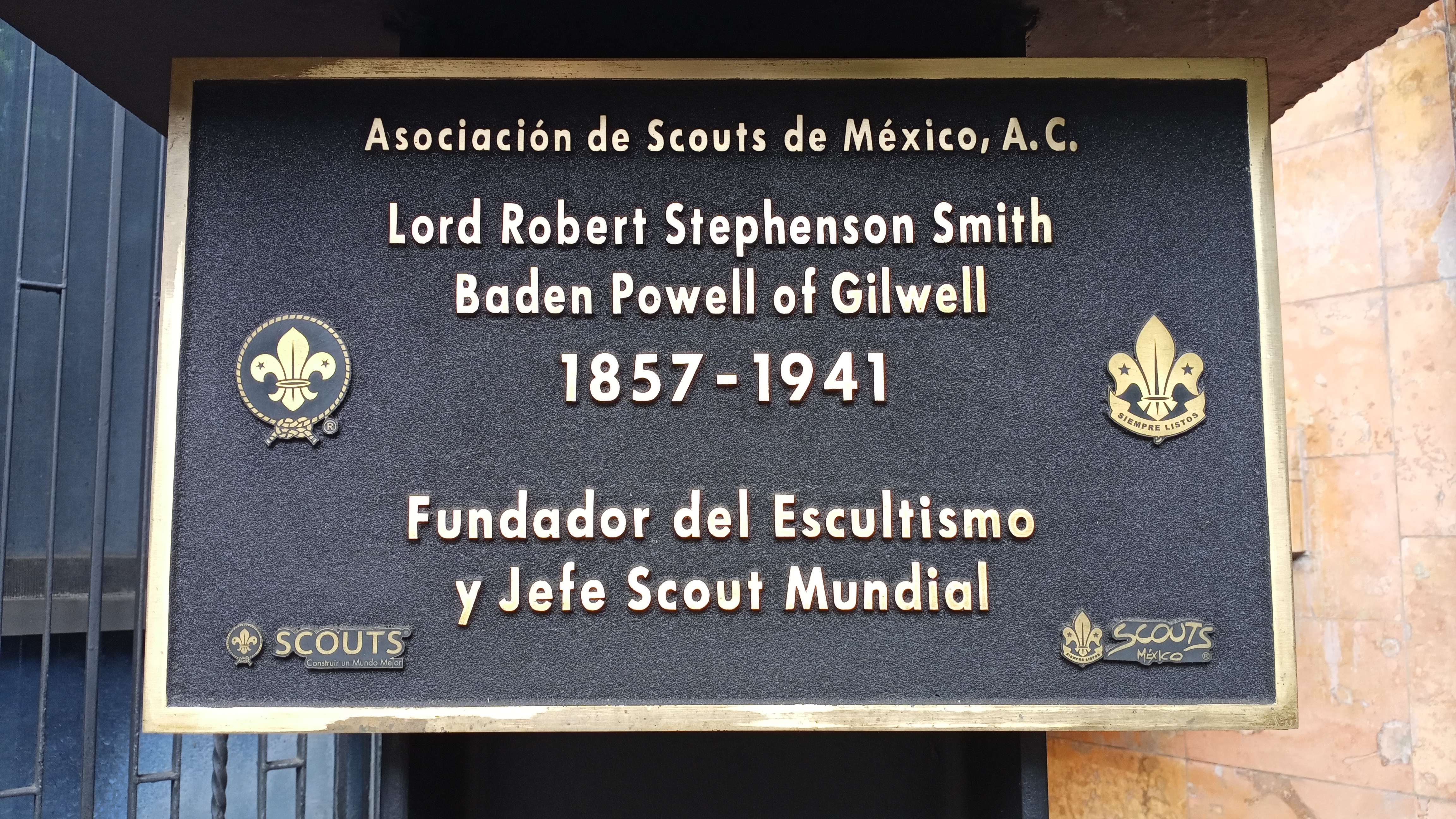 Translated plaque text: Scouts Association of Mexico, A.C. Lord Robert Stephenson Smith Baden Powell of Gilwell. 1857-1941 Founder of Scouting and World Chief Scout. - Original plaque text:...