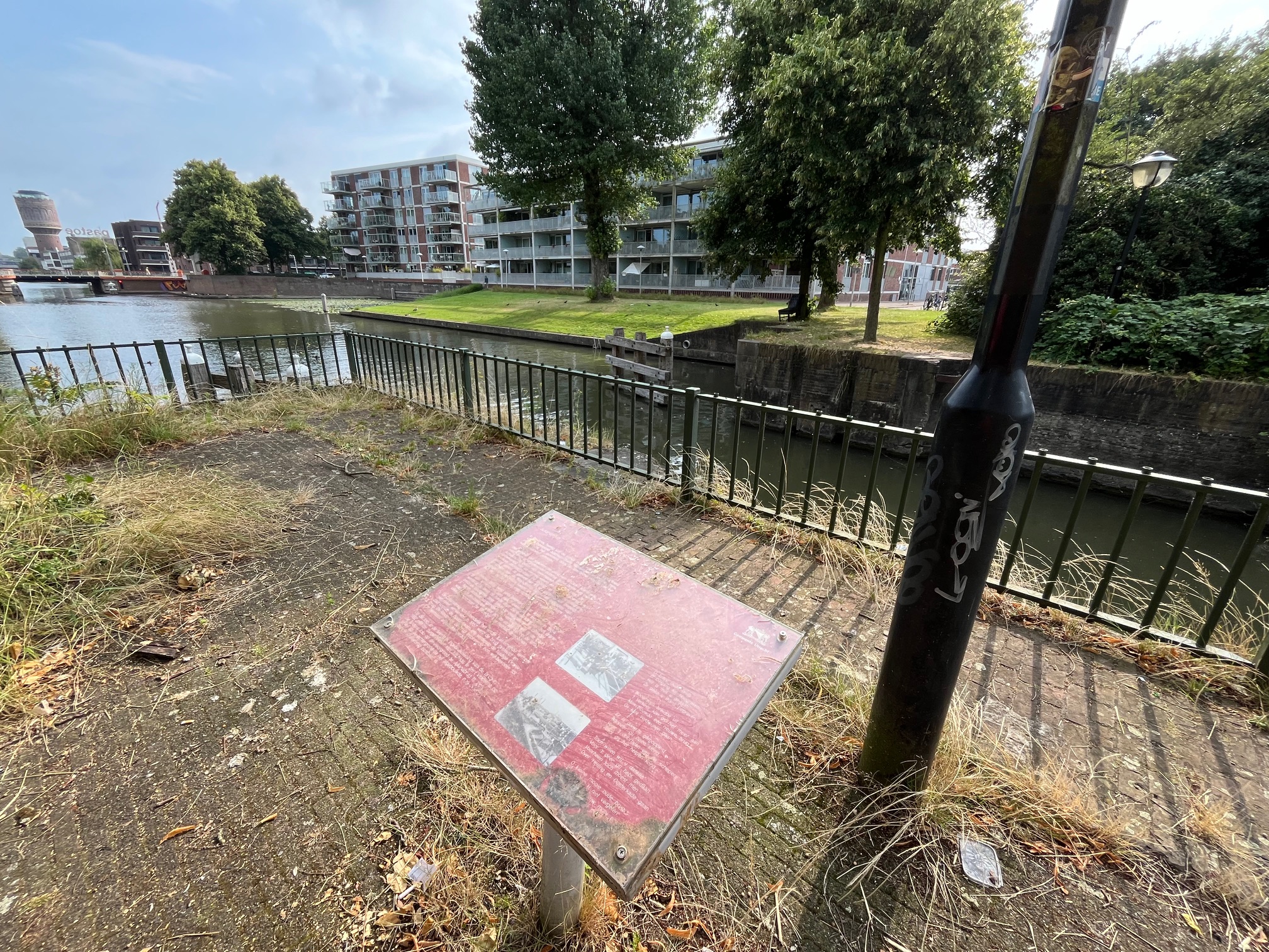 This plaque tells about the brifge "julianabrug" that was here from 1931 until 1957. The bridge became too narrow for the growing traffic, and was replaced with the "oranjebrug" just north of this...