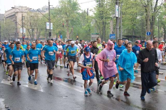 marathon-run-rain-competitors-belgrade-race-april-belgrade-s-street-running-53295009.jpg