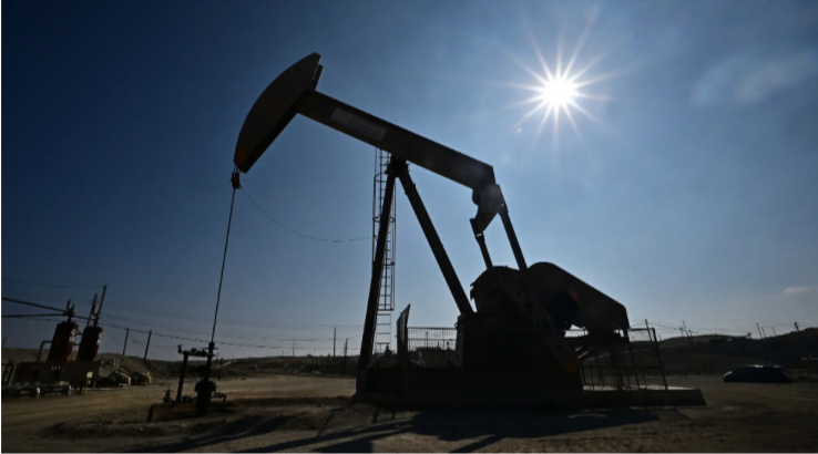 النفط يتراجع مع زيادة المخزونات الأمريكية
