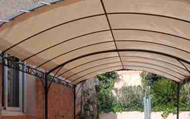 Pourquoi choisir la bâche pergola sur mesure Tecplast