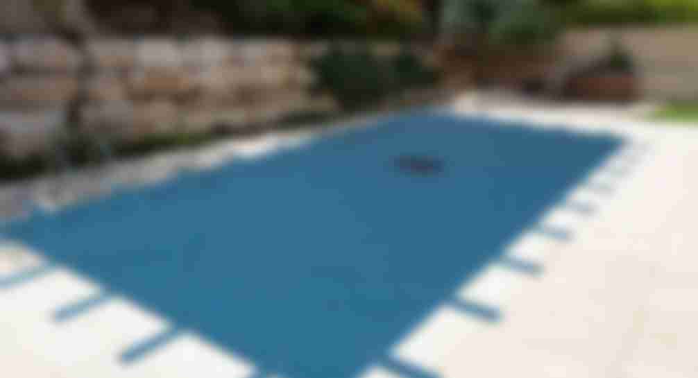 blog - des nouveautés les baches de piscine avec filets d'écoulement