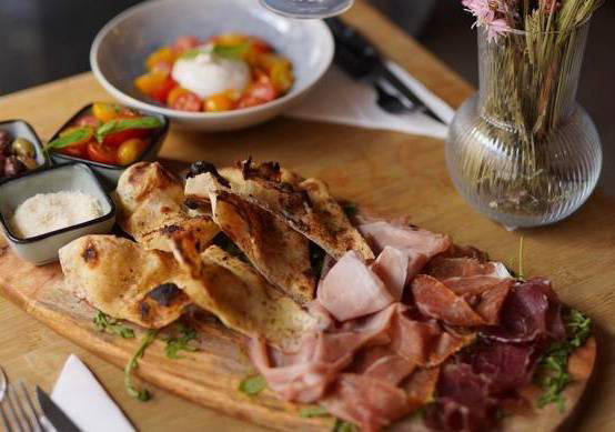 Planche de Charcuterie Italienne et Focaccia of