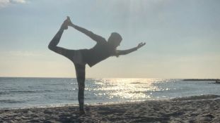 Yoga und Tanz in den Dünen – YoMocean