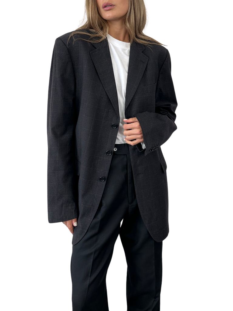 https://storage.googleapis.com/download/storage/v1/b/whering.appspot.com/o/marketplace_product_images%2Faquascutum-check-pure-wool-single-breasted-blazer-black-afmo8jmh4zE4b96Br7hwb4.png?generation=1713841761867619&alt=media