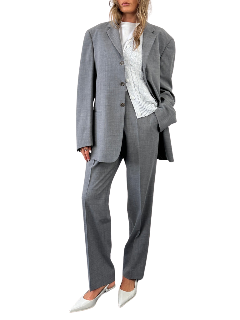 https://storage.googleapis.com/download/storage/v1/b/whering.appspot.com/o/marketplace_product_images%2Farmani-collezioni-armani-virgin-wool-relaxed-single-breastes-suit-gray-dr9eWmZxsju1MUmFmH9YMF.png?generation=1711161332440959&alt=media