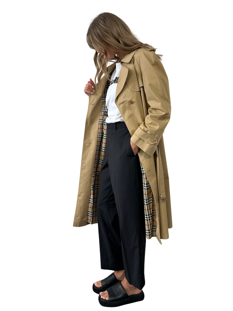 https://storage.googleapis.com/download/storage/v1/b/whering.appspot.com/o/marketplace_product_images%2Fballarini-vintage-cotton-double-breasted-belted-trench-coat-beige-vQ2xp7rRKy7jrKG36GDuFM.png?generation=1715484203428136&alt=media