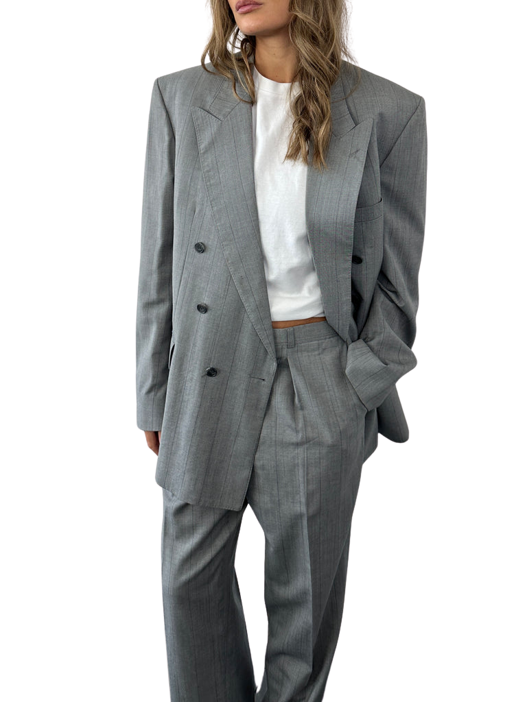 https://storage.googleapis.com/download/storage/v1/b/whering.appspot.com/o/marketplace_product_images%2Fchristian-dior-monsieur-christian-dior-pinstripe-pure-wool-double-breasted-suit-gray-mEhpVnCL2kHXuj7edWhc6w.png?generation=1711162131608224&alt=media