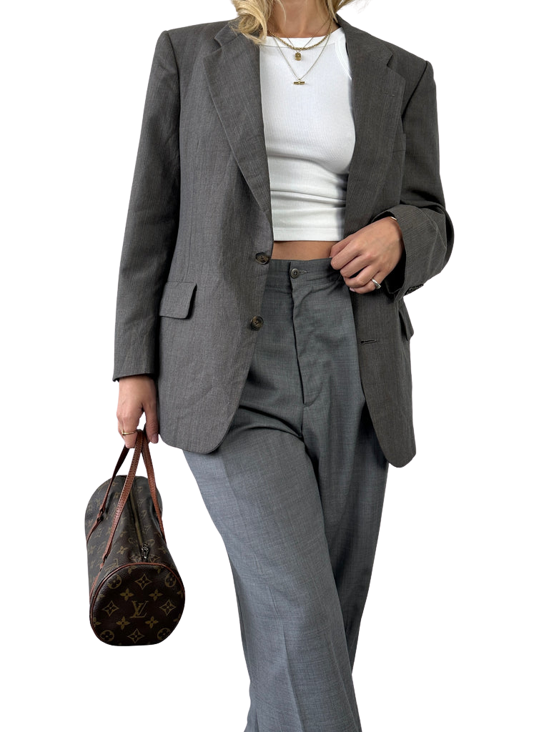 https://storage.googleapis.com/download/storage/v1/b/whering.appspot.com/o/marketplace_product_images%2Fchristian-dior-monsieur-pinstripe-blazer-grey-1t7g8PsJLzEyF87bmXYTSM.png?generation=1690856592043455&alt=media