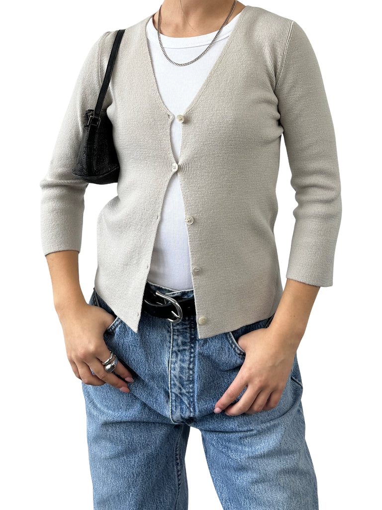 https://storage.googleapis.com/download/storage/v1/b/whering.appspot.com/o/marketplace_product_images%2Femporio-armani-armani-merino-wool-cardigan-white-3nnTWrSLSVAagjAAevD6AP.png?generation=1705631496953043&alt=media